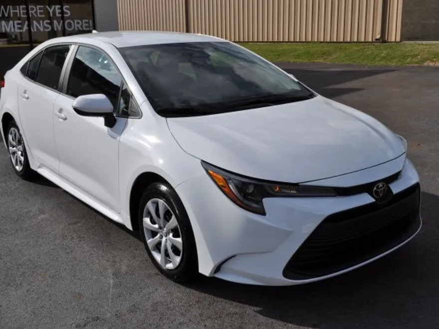 2023 Toyota Corolla LE photo 1
