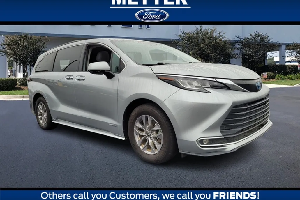 2021 Toyota Sienna XLE photo 1