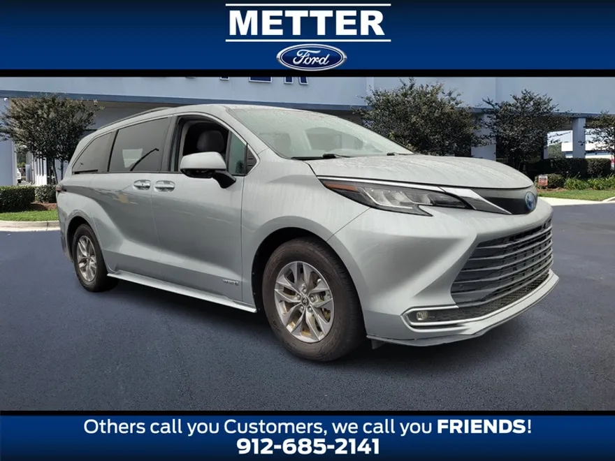 2021 Toyota Sienna XLE photo 1