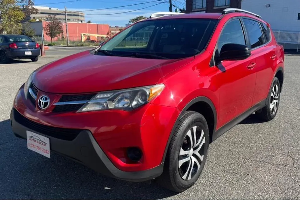 2015 Toyota RAV4 LE photo 1