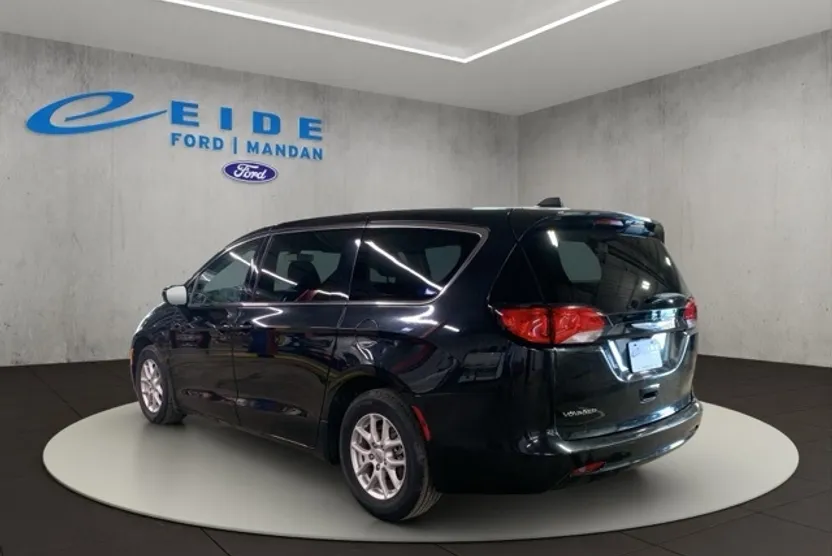 2022 Chrysler Voyager LX photo 1