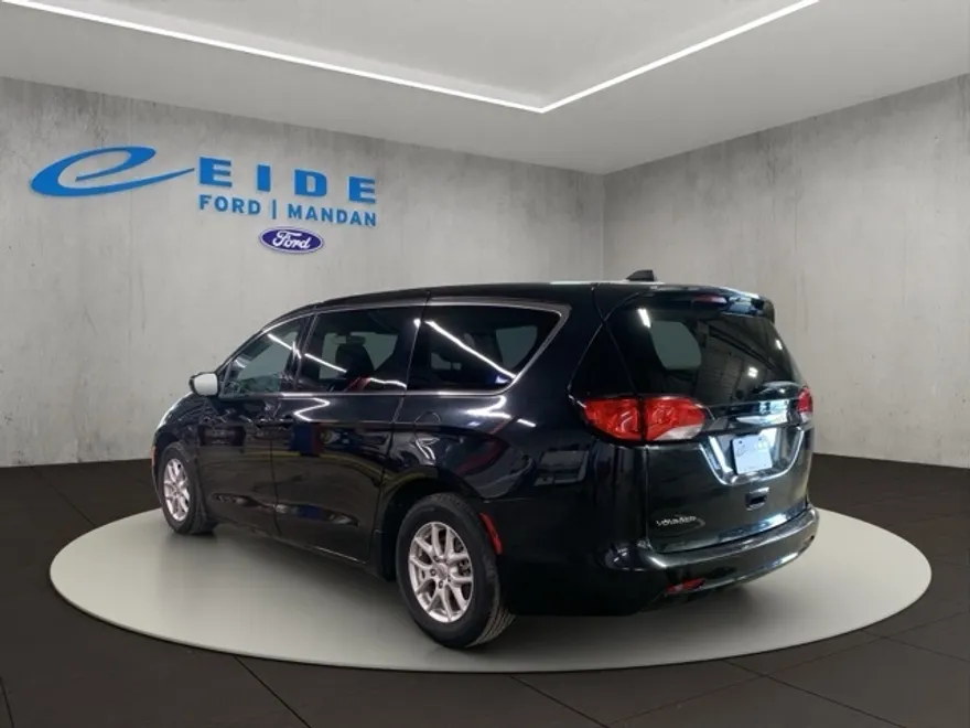 2022 Chrysler Voyager LX photo 1