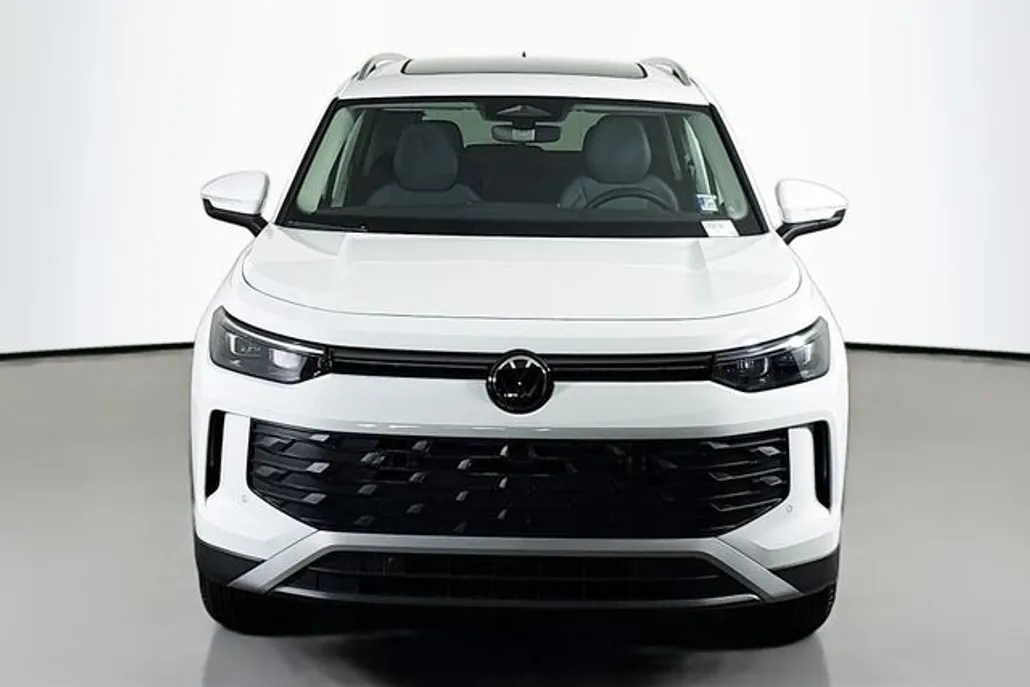 2025 Volkswagen Tiguan SE photo 1