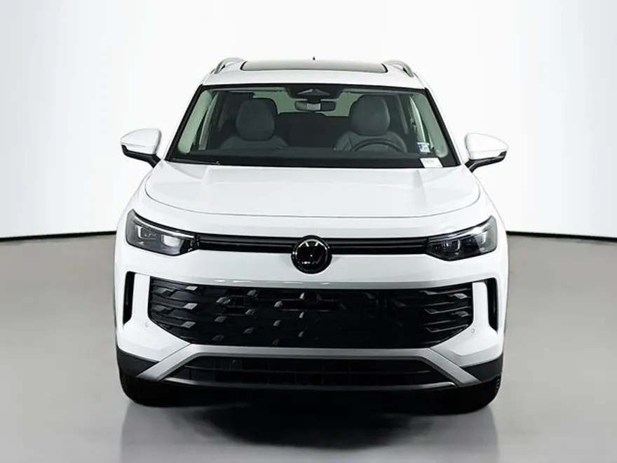 2025 Volkswagen Tiguan SE photo 1