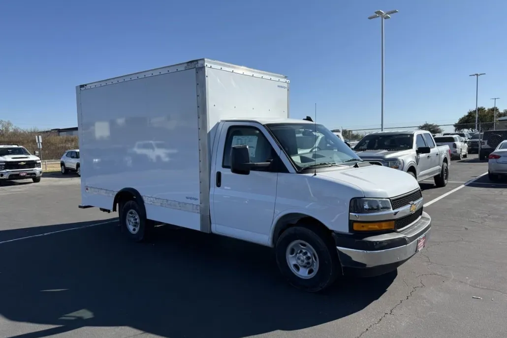 2024 Chevrolet Express Cutaway 3500 photo 1