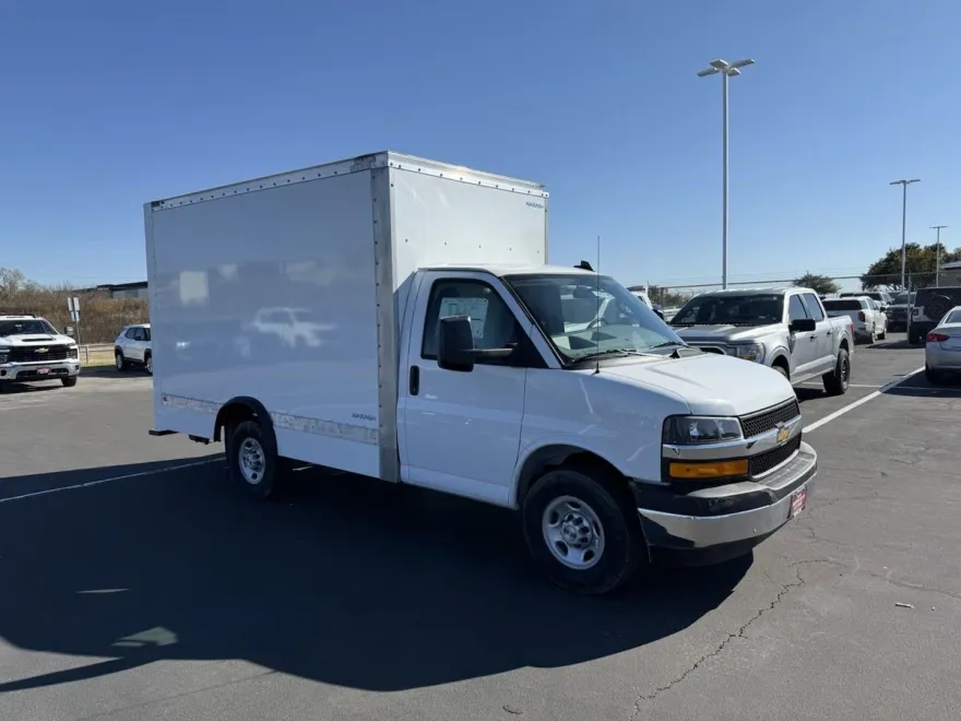2024 Chevrolet Express Cutaway 3500 photo 1