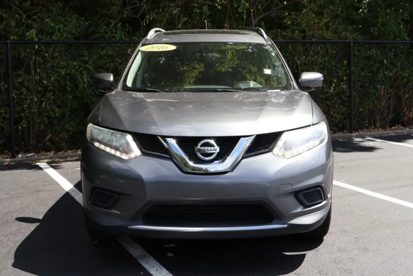 2016 Nissan Rogue SV photo 1