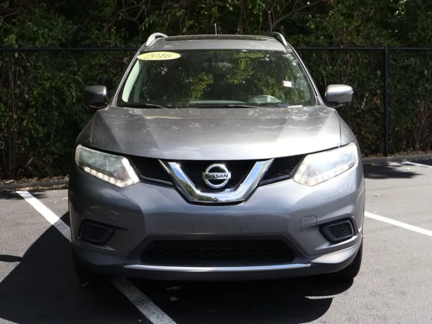 2016 Nissan Rogue SV photo 1