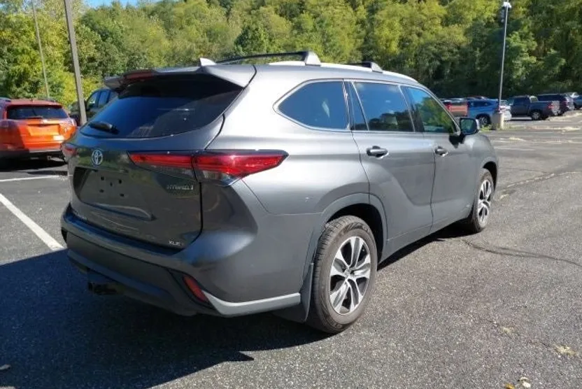 2022 Toyota Highlander Hybrid XLE photo 1