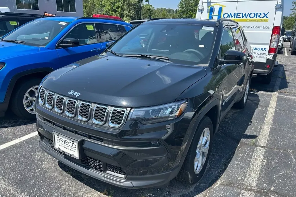 2024 Jeep Compass Latitude photo 1