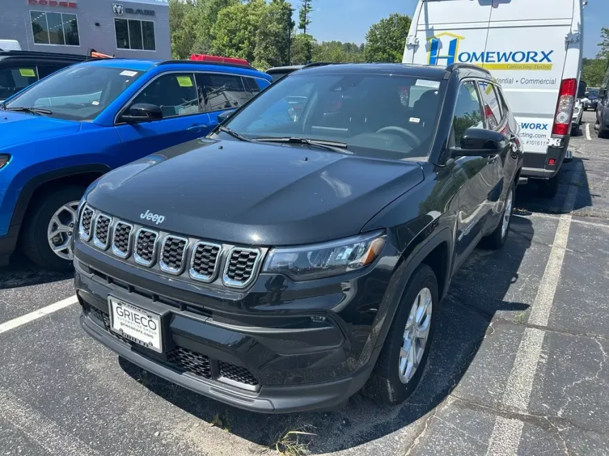 2024 Jeep Compass Latitude photo 1