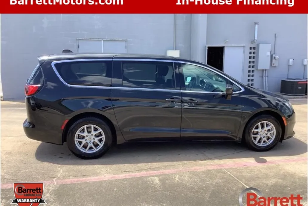 2022 Chrysler Voyager LX photo 1