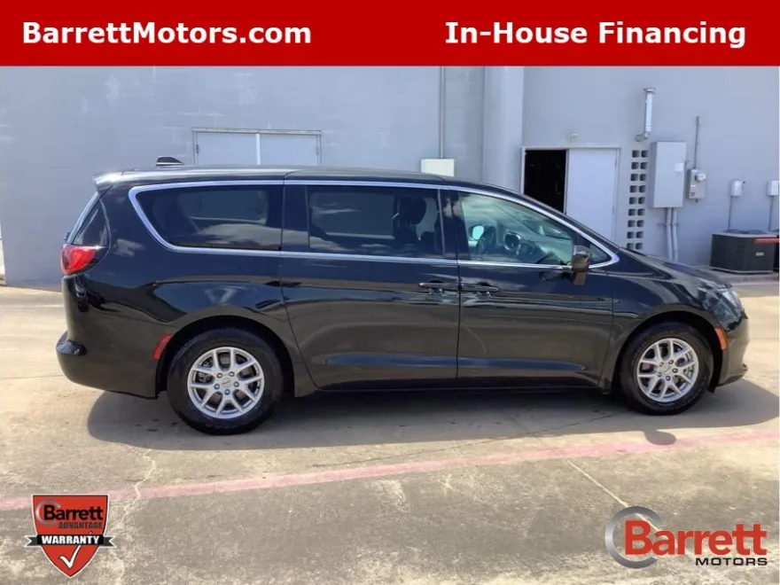 2022 Chrysler Voyager LX photo 1