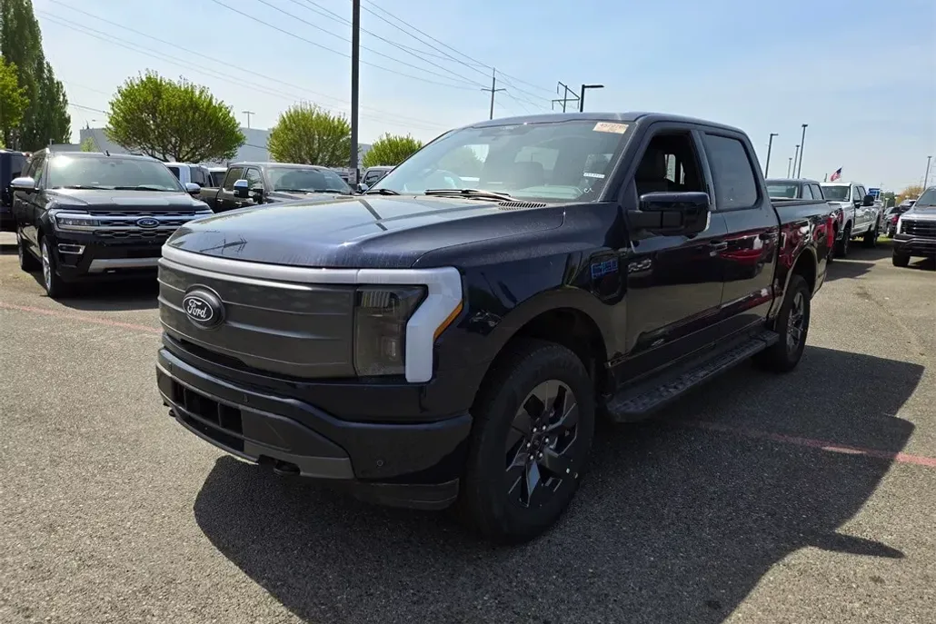 2025 Ford F-150 Lightning Lariat photo 1