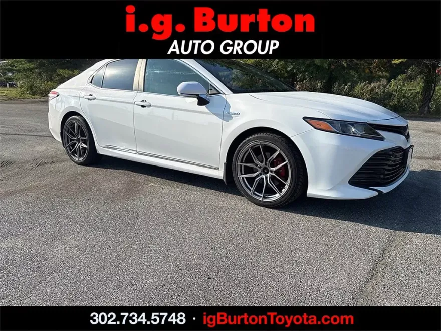 2018 Toyota Camry Hybrid LE photo 1