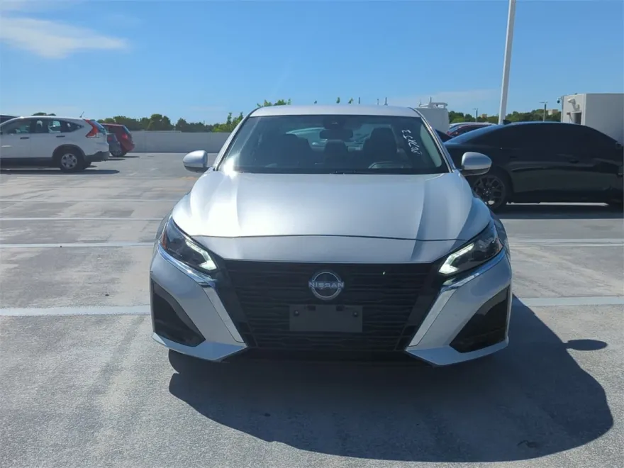 2023 Nissan Altima 2.5 SV photo 1