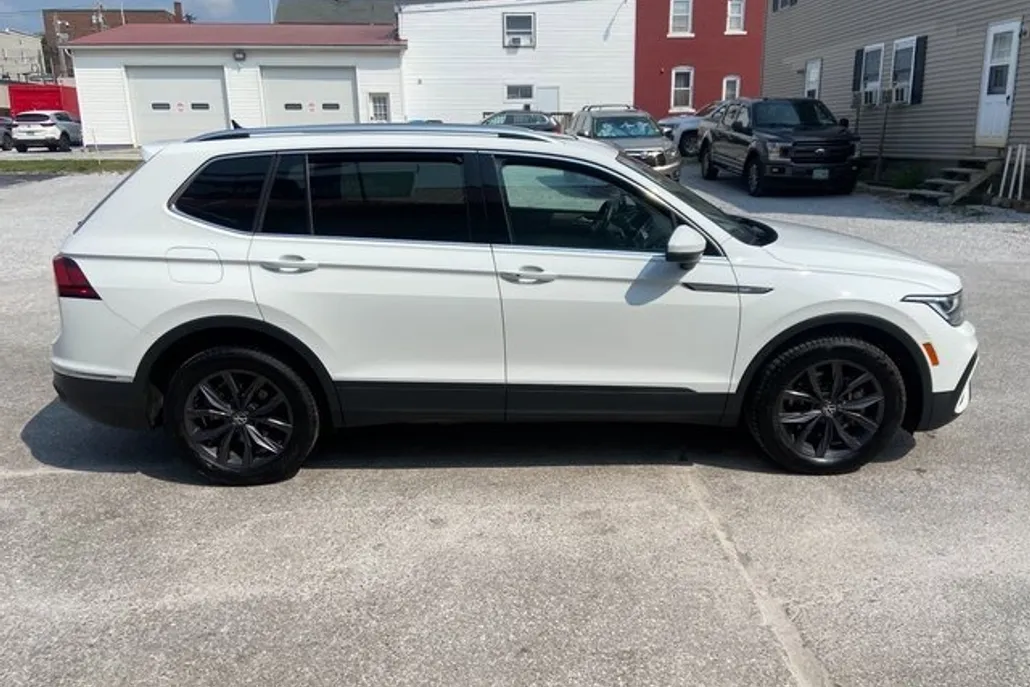 2022 Volkswagen Tiguan SE photo 1