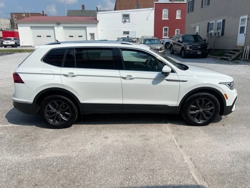 2022 Volkswagen Tiguan SE photo 1