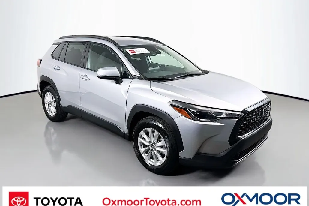 2022 Toyota Corolla Cross LE photo 1
