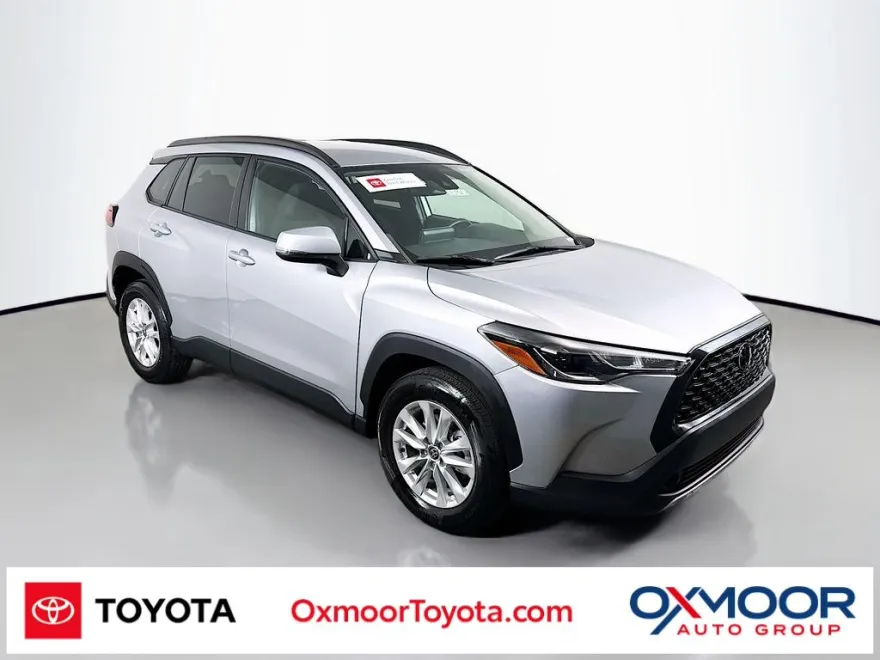 2022 Toyota Corolla Cross LE photo 1
