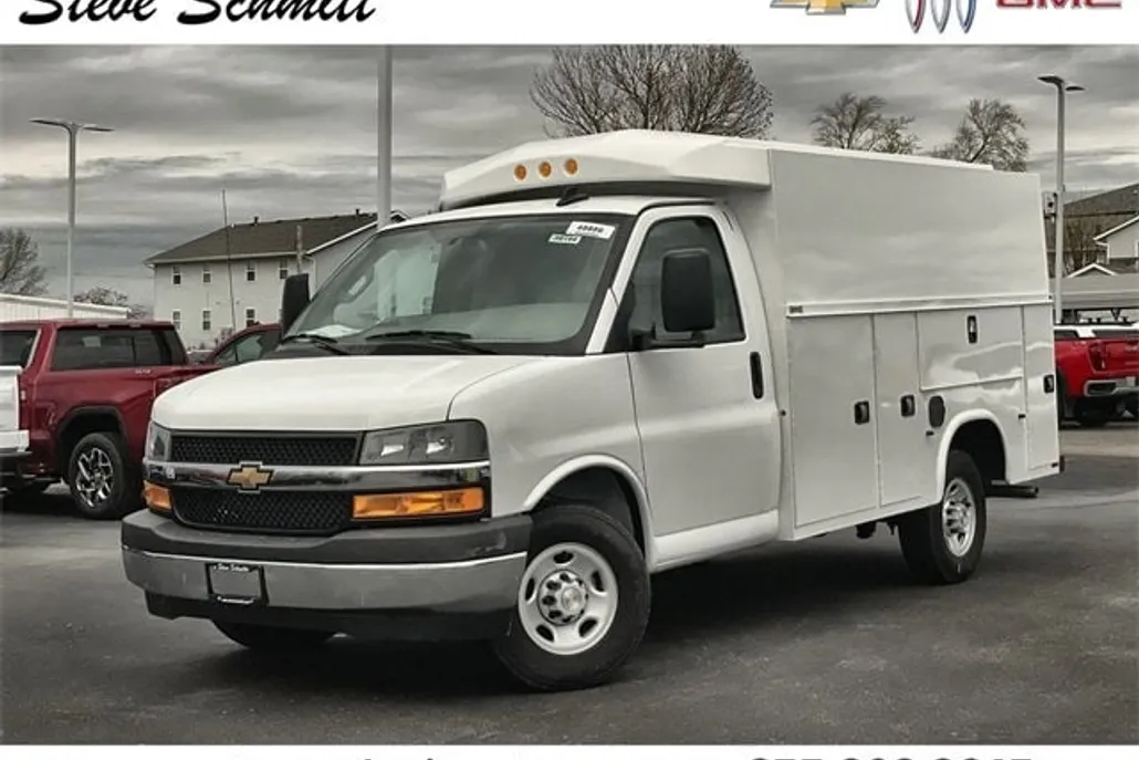2024 Chevrolet Express Cutaway 3500 photo 1