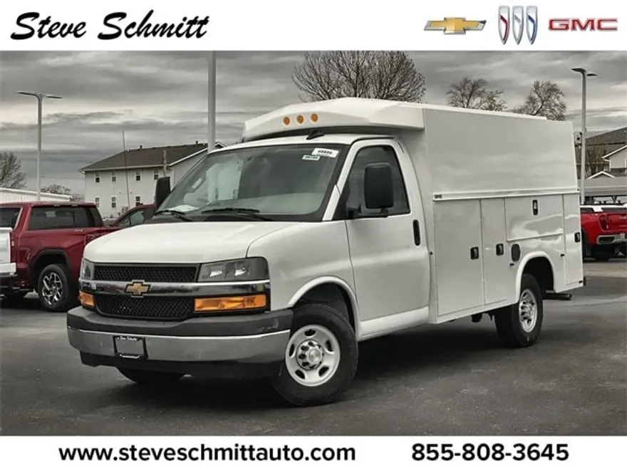 2024 Chevrolet Express Cutaway 3500 photo 1