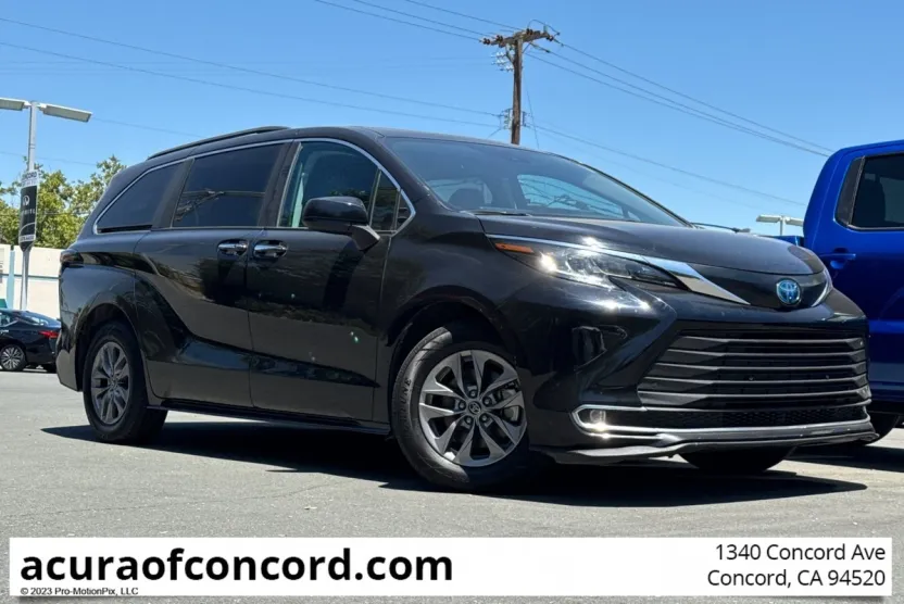 2023 Toyota Sienna XLE photo 1