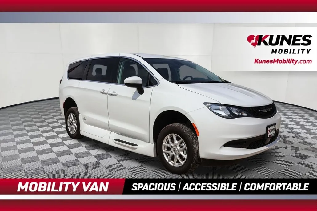 2023 Chrysler Voyager LX photo 1