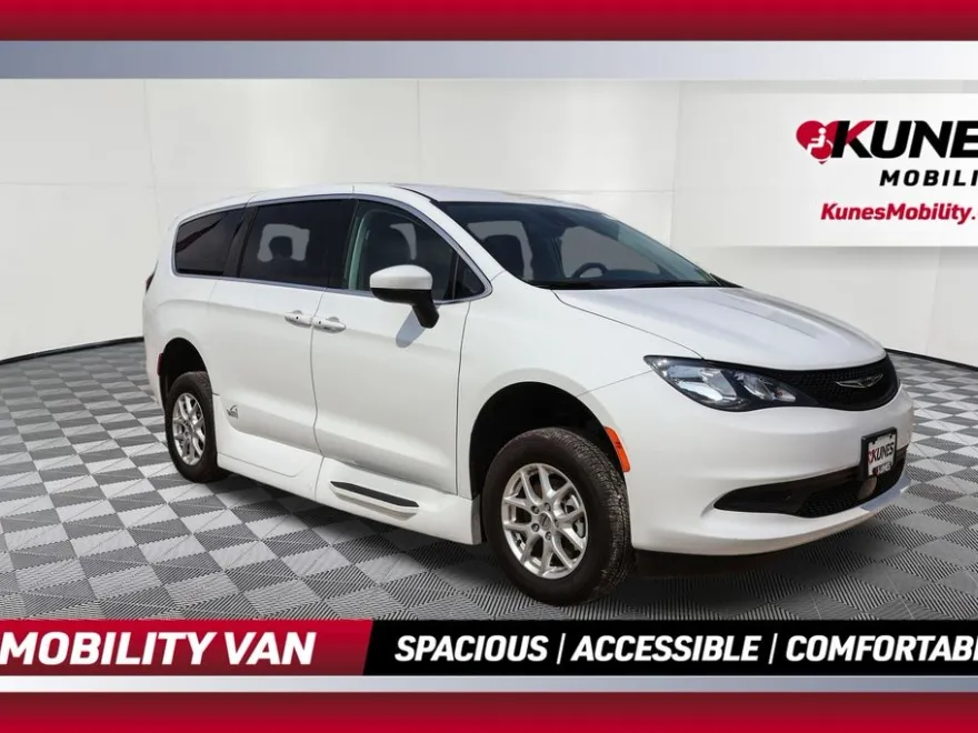 2023 Chrysler Voyager LX photo 1