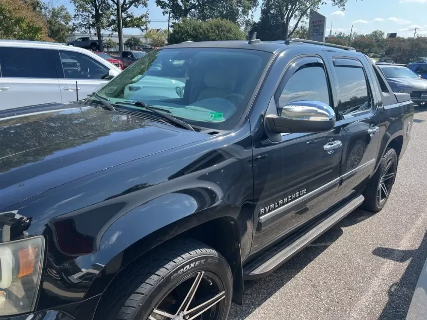 2010 Chevrolet Avalanche LTZ photo 1