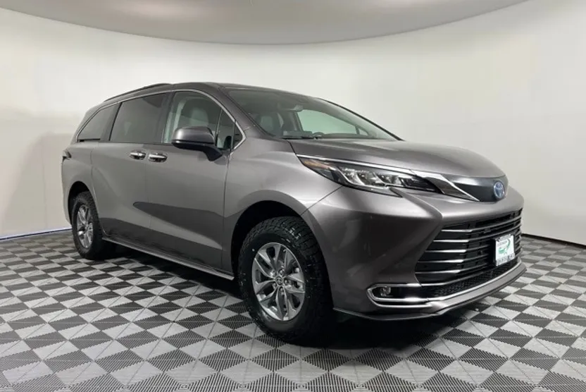 2022 Toyota Sienna XLE photo 1