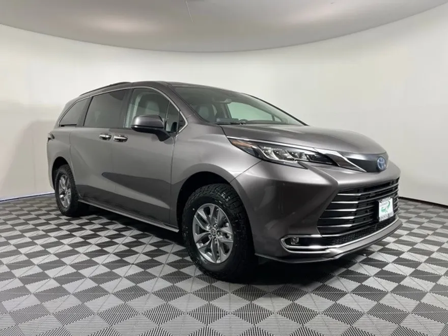 2022 Toyota Sienna XLE photo 1
