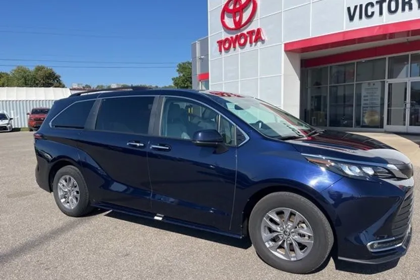 2024 Toyota Sienna XLE photo 1