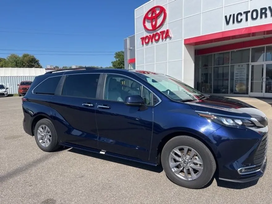 2024 Toyota Sienna XLE photo 1
