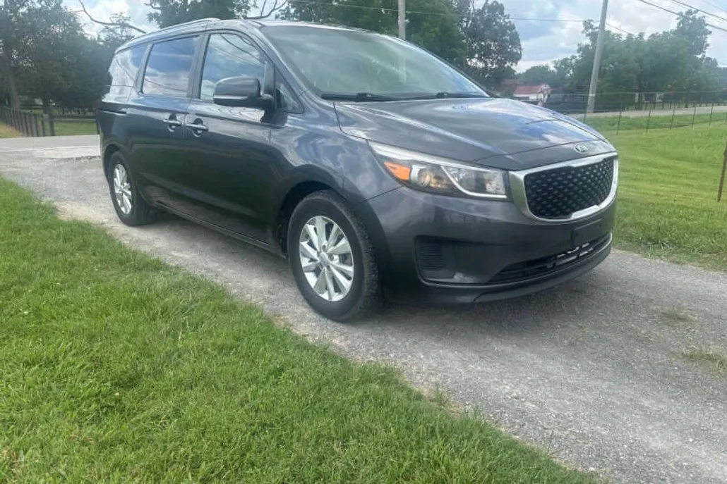 2016 Kia Sedona LX photo 1