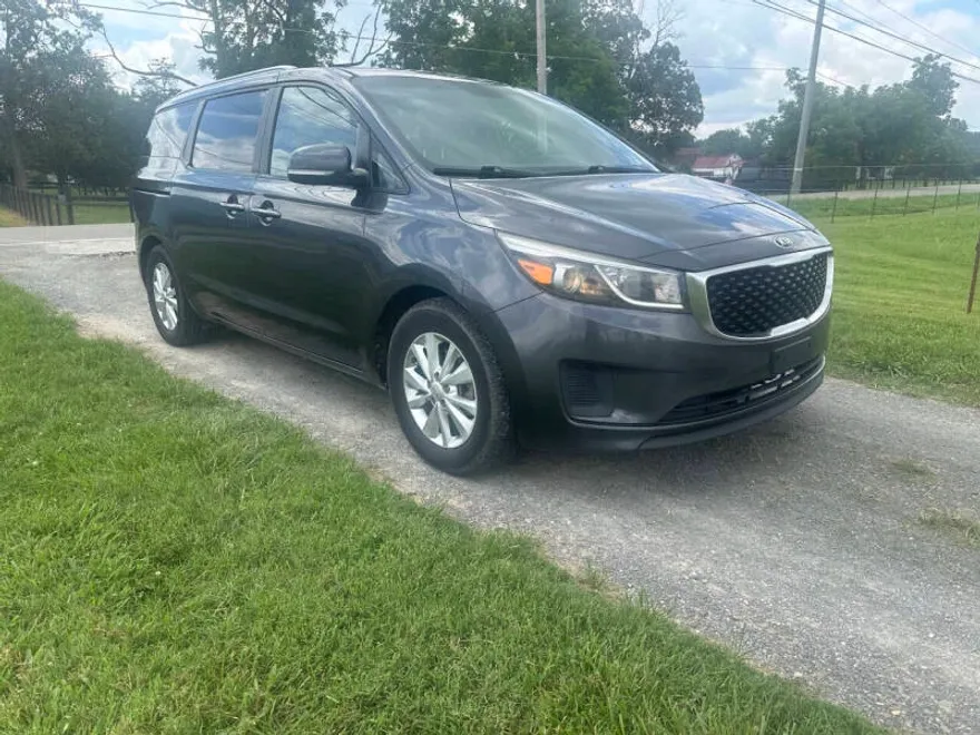 2016 Kia Sedona LX photo 1
