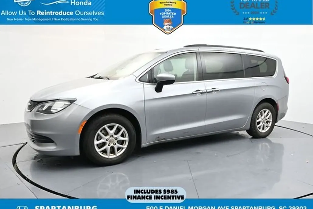 2020 Chrysler Voyager LXi photo 1