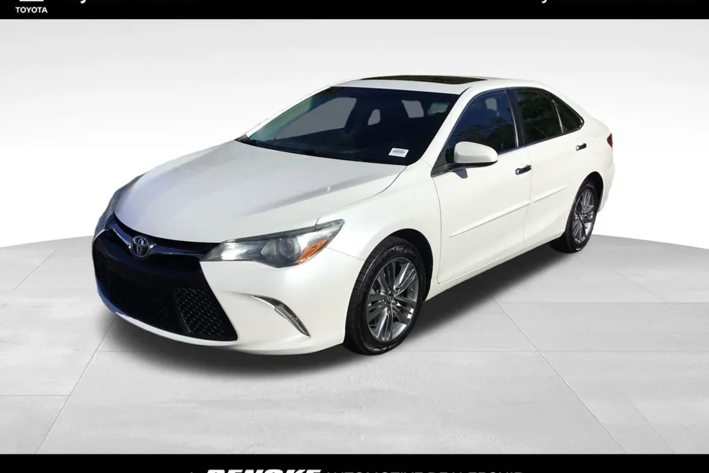 2016 Toyota Camry SE photo 1