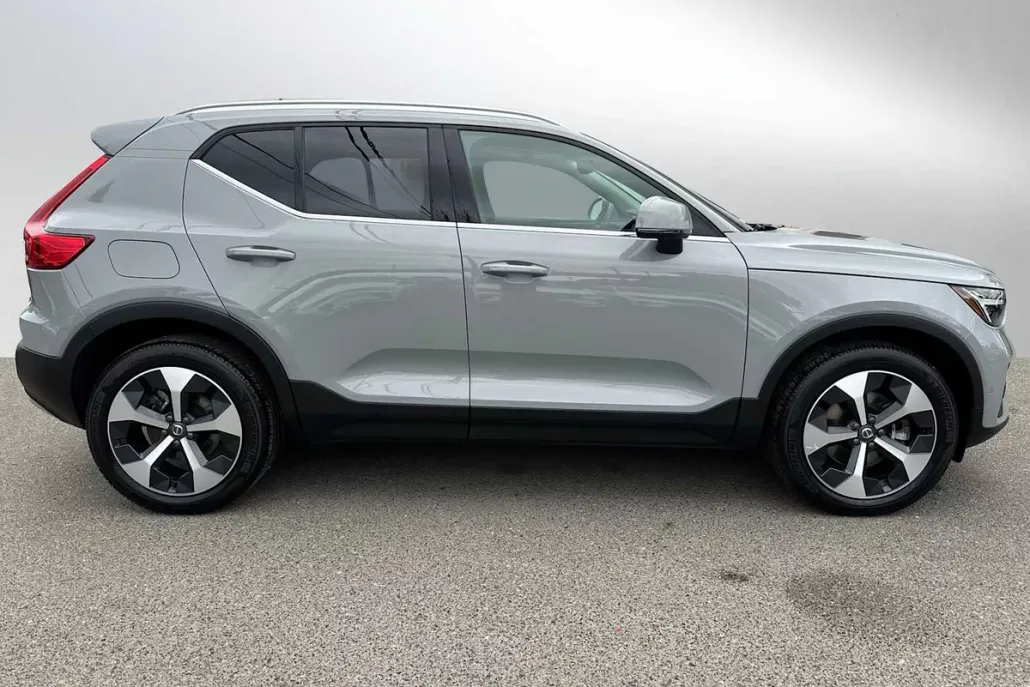 2025 Volvo XC40 Plus photo 1
