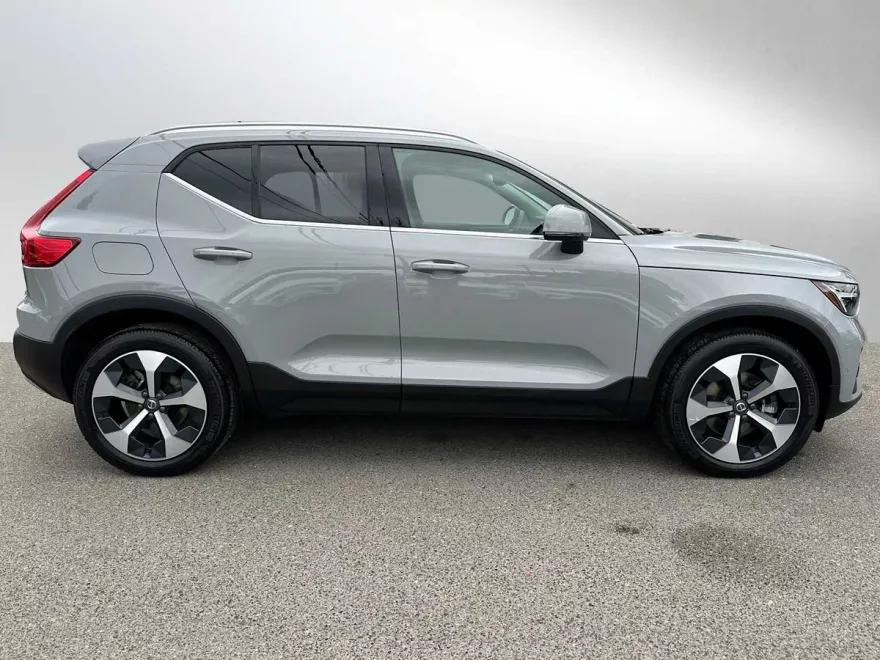 2025 Volvo XC40 Plus photo 1