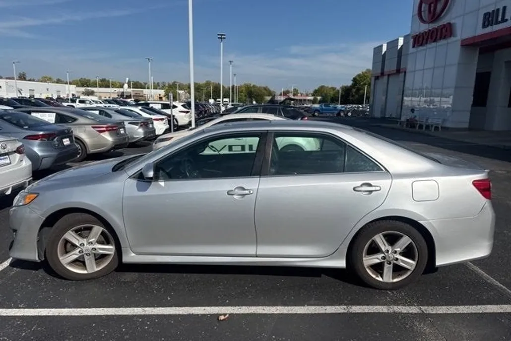 2014 Toyota Camry SE photo 1