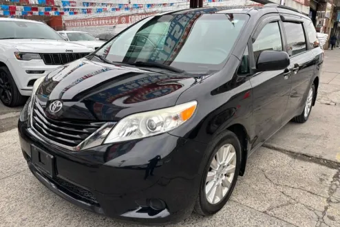2015 Toyota Sienna LE photo 3