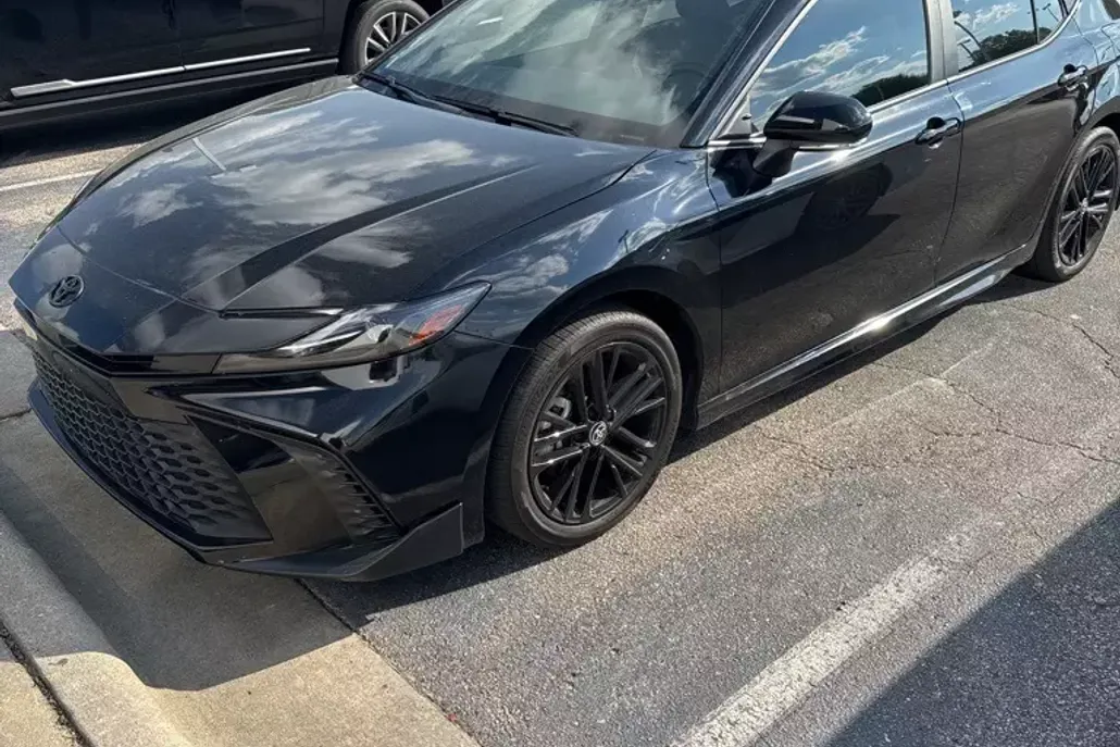 2025 Toyota Camry SE photo 1