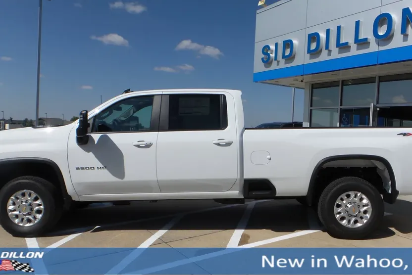 2025 Chevrolet Silverado LT photo 1