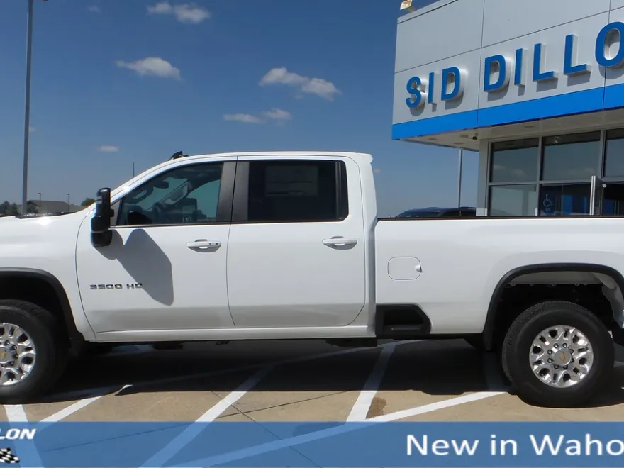 2025 Chevrolet Silverado LT photo 1