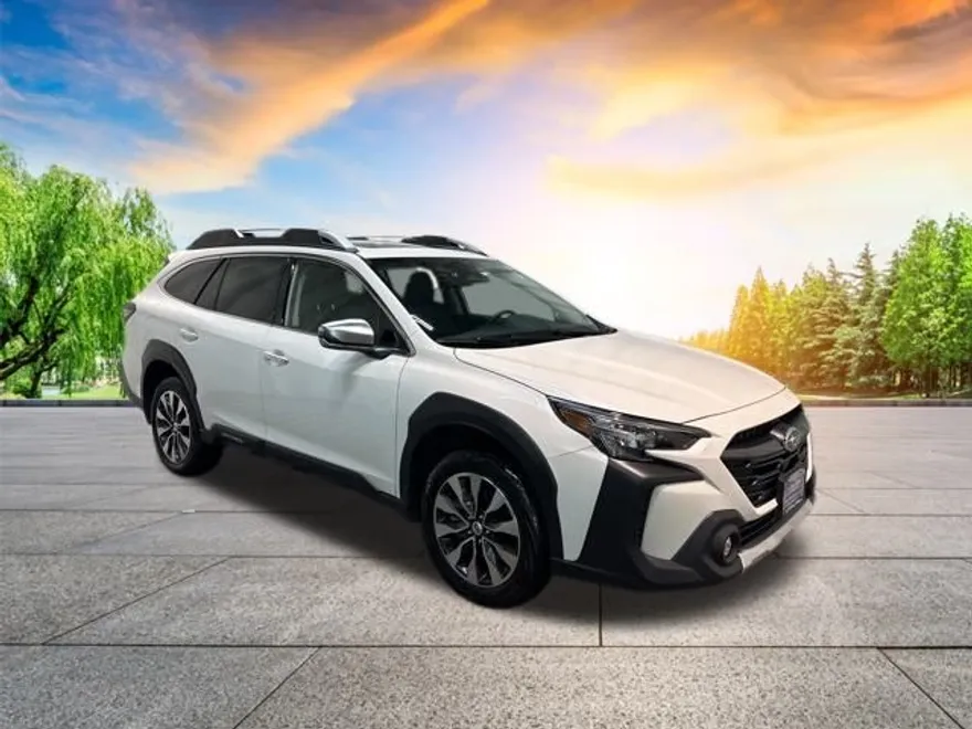 2023 Subaru Outback Touring photo 1