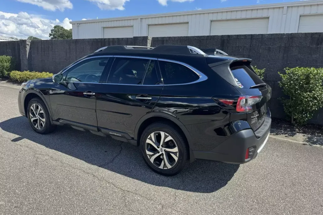 2022 Subaru Outback Touring photo 1
