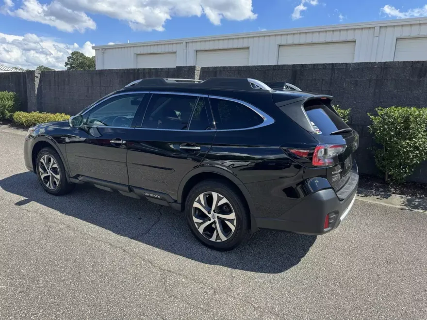 2022 Subaru Outback Touring photo 1