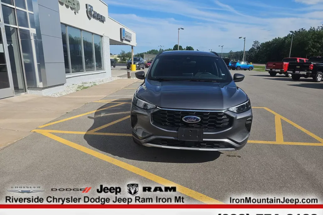 2023 Ford Escape ST-Line photo 1