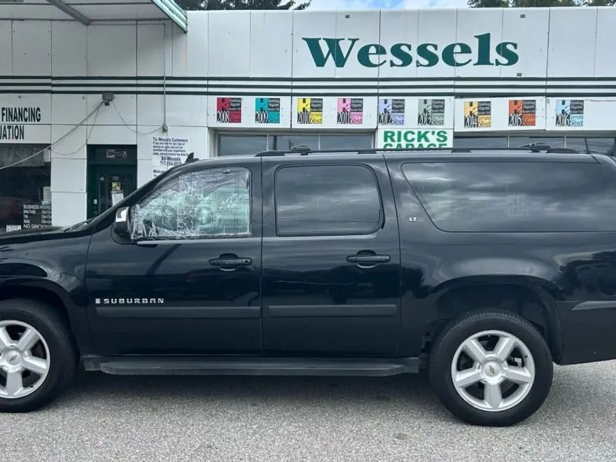 2007 Chevrolet Suburban 1500 LT photo 1